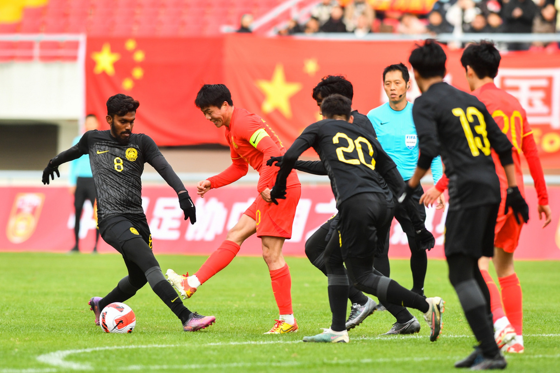 MILANSPORT下载-中国足球联赛惊险刺激，球员全力以赴比拼